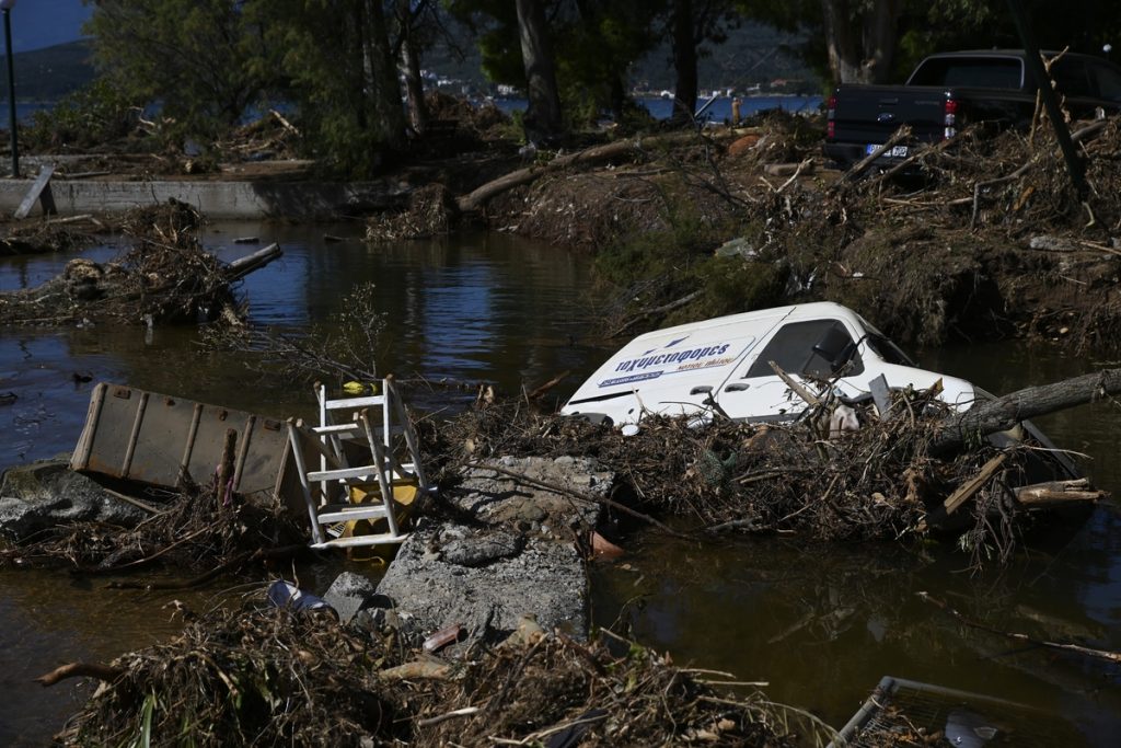 Κακοκαιρία: Ηλικιωμένος σώθηκε κάνοντας μακροβούτι από το πλημμυρισμένο του σπίτι στον Βόλο