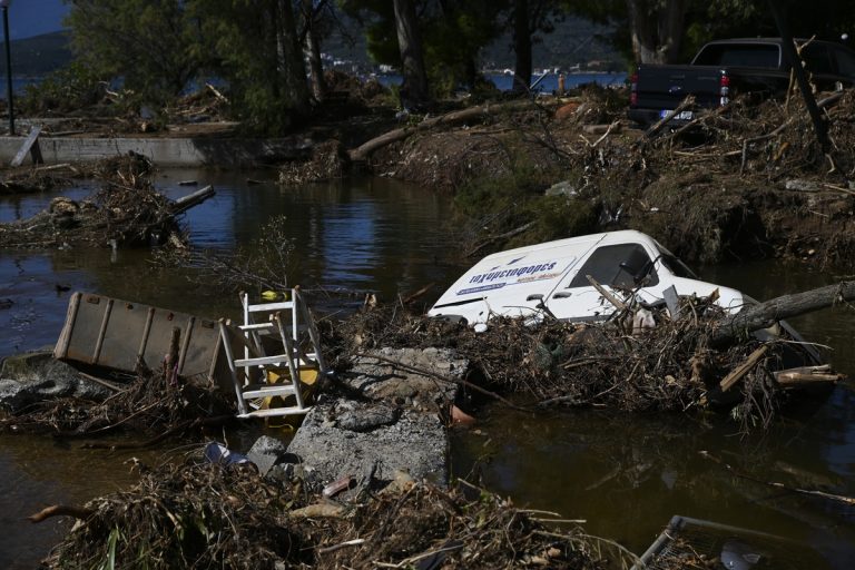 Κακοκαιρία: Ηλικιωμένος σώθηκε κάνοντας μακροβούτι από το πλημμυρισμένο του σπίτι στον Βόλο