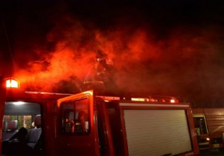 Φωτιά σε εγκαταλελειμμένο κτίριο στο κέντρο της Αθήνας – Κλειστή η Πειραιώς