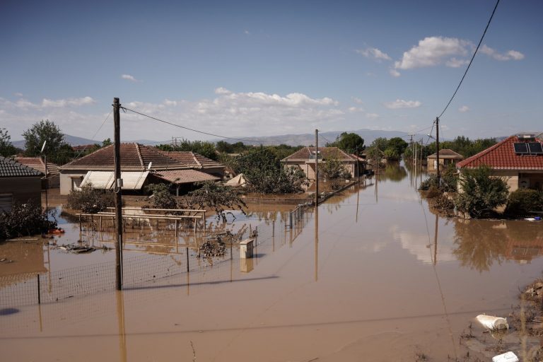 Κακοκαιρία Daniel: Θαμμένη στις λάσπες η Θεσσαλία – Αγωνιούν για την επόμενη μέρα οι κάτοικοι