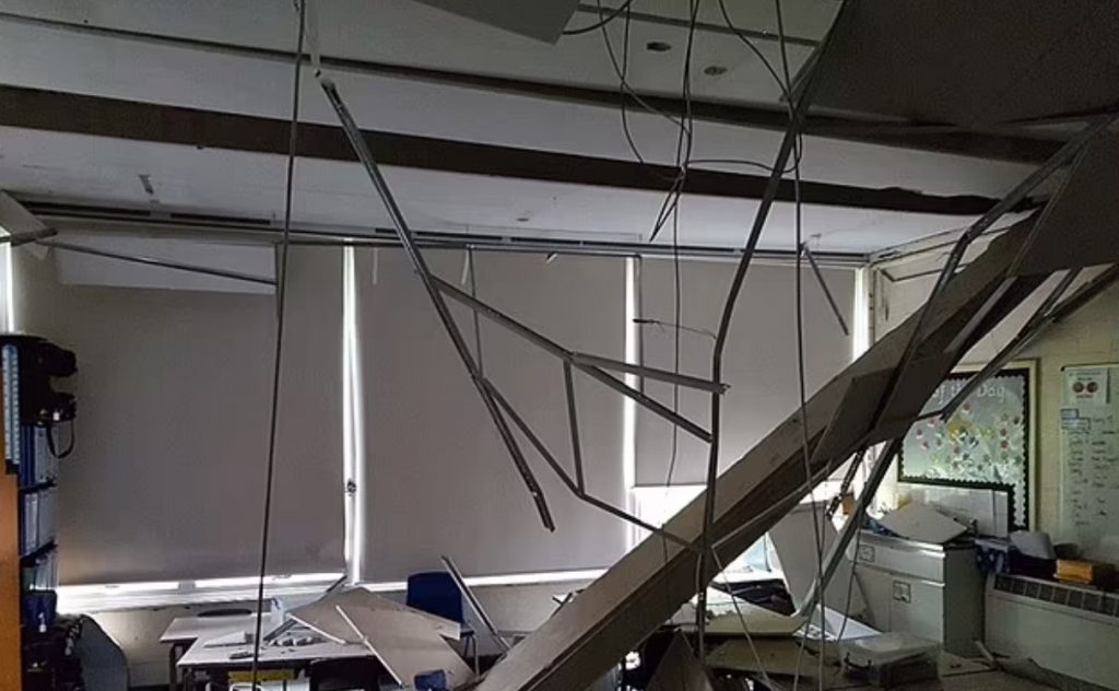 Βρετανία: Περισσότερα από 150 σχολεία πρέπει να κλείσουν λίγο πριν τη νέα σχολική χρονιά – Εξοργισμένοι οι γονείς