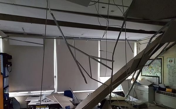 Βρετανία: Περισσότερα από 150 σχολεία πρέπει να κλείσουν λίγο πριν τη νέα σχολική χρονιά – Εξοργισμένοι οι γονείς