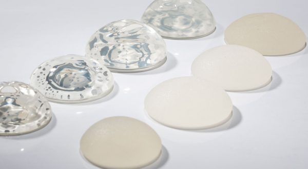 Έρευνα: Τα ενθέματα σιλικόνης στο στήθος μπορούν να μειώσουν τον κίνδυνο τραυματισμού σε περίπτωση τροχαίου