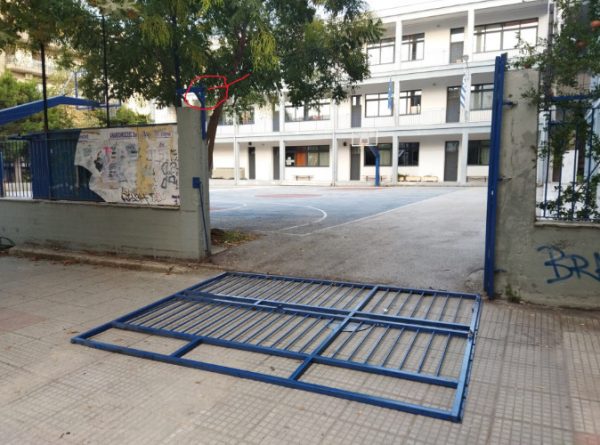 Βόλος: Υποδιευθύντρια σχολείου τραυματίστηκε στο κεφάλι μετά από κατάρρευση καγκελόπορτας