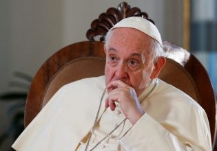 Πάπας Φραγκίσκος: Η συγκίνησή του μπροστά στη φωτογραφία ενός βρέφους στη Λαμπεντούζα