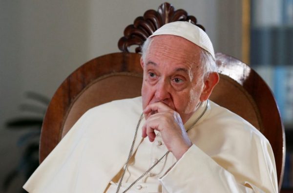 Πάπας Φραγκίσκος: Η συγκίνησή του μπροστά στη φωτογραφία ενός βρέφους στη Λαμπεντούζα