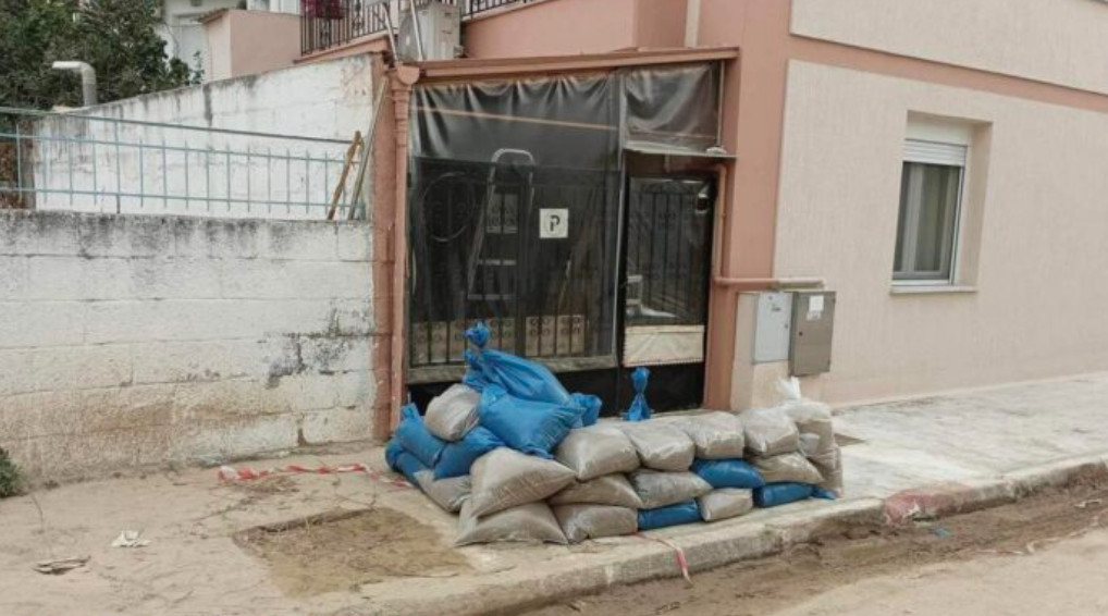 Βόλος: Οι κάτοικοι μετατρέπουν τα σπίτια τους σε «φρούρια» εν όψει της νέας κακοκαιρίας