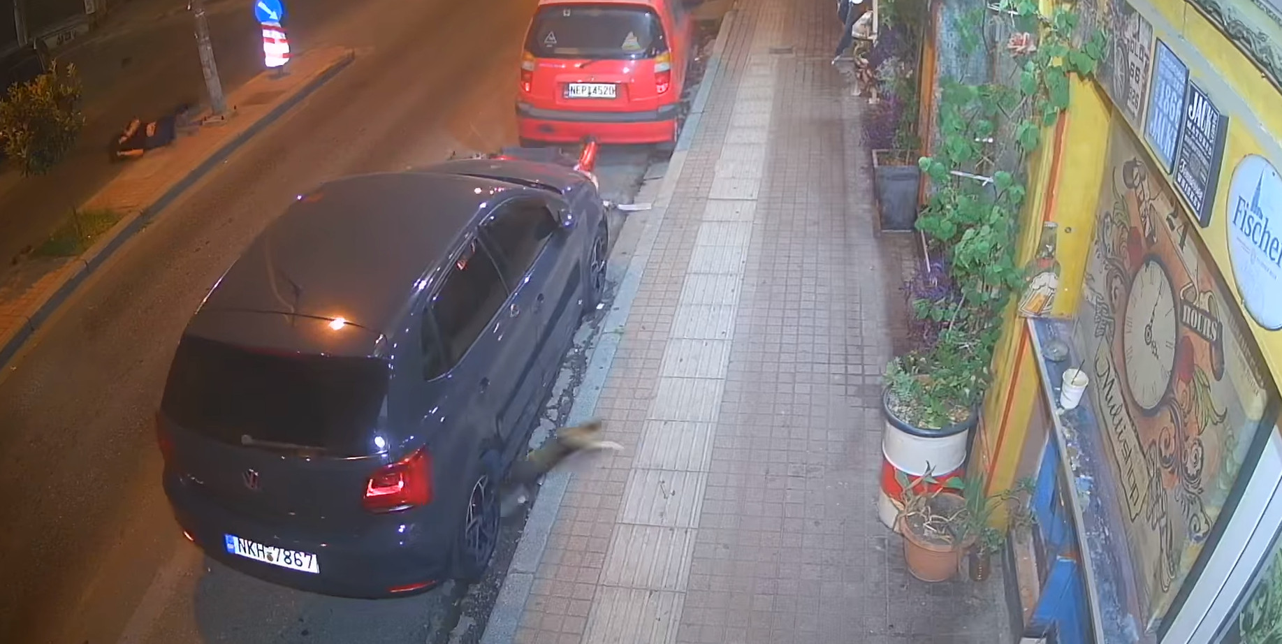 Θεσσαλονίκη: Σοκαριστικό βίντεο με τροχαίο - Χτύπησε οδηγό μηχανής και τον εγκατέλειψε