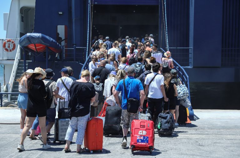 Μητέρα με δύο παιδιά έμεινε εκτός πλοίου επειδή δεν είχε τα έγγραφα για να αποδείξει πως είναι δικά της