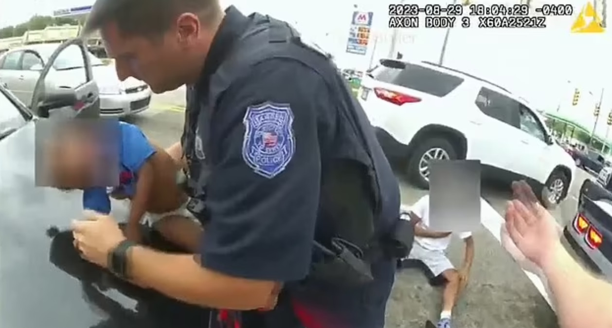 ΗΠΑ: Αστυνομικός σταμάτησε Ι.Χ για υπέρβαση ορίου ταχύτητας και κατέληξε να δίνει τις πρώτες βοήθειες σε μωρό