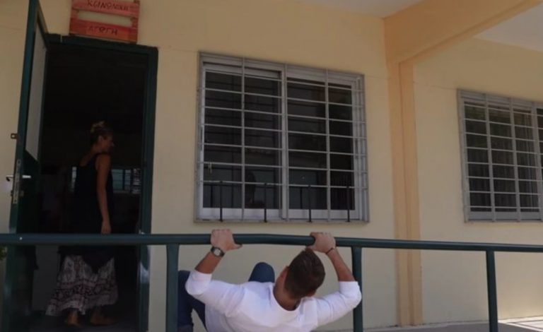 Στέφανος Κασσελάκης: Σωρεία σχολίων για το… παρκούρ σε σχολείο ΑμεΑ που επισκέφτηκε