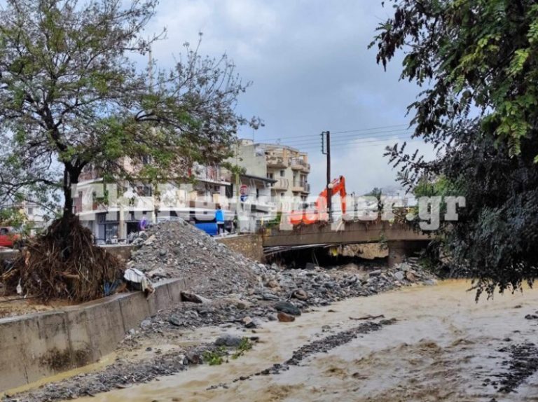 Κακοκαιρία Elias: Έσπασαν τα κάγκελα γέφυρας από τα μανιασμένα νερά στον Βόλο