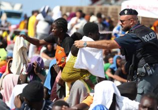 Ιταλία: Δεκάδες επιβάτες, εκ των οποίων και μετανάστες σώθηκαν από φωτιά σε ferry boat