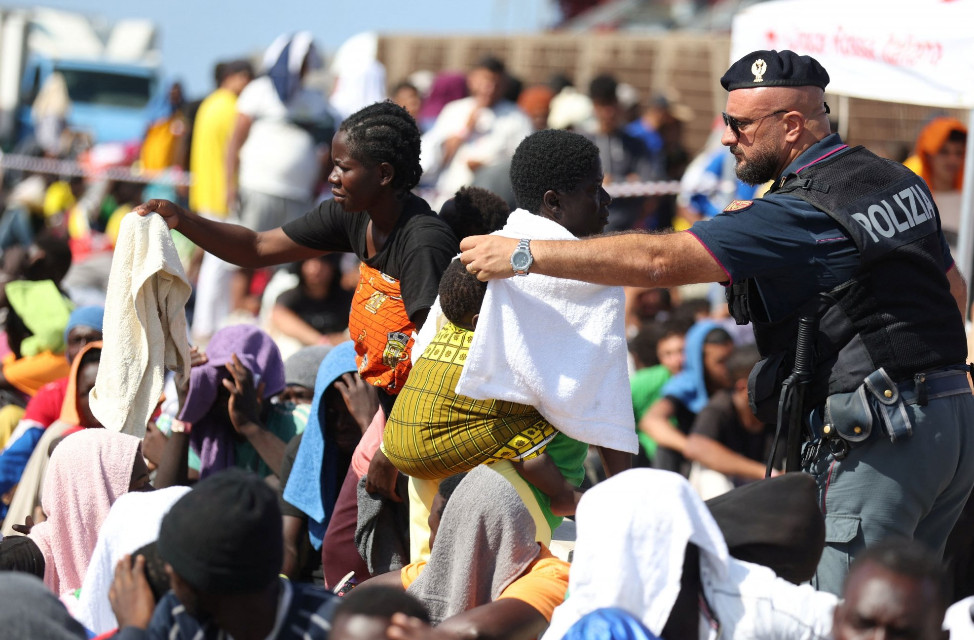 Ιταλία: Δεκάδες επιβάτες, εκ των οποίων και μετανάστες σώθηκαν από φωτιά σε ferry boat