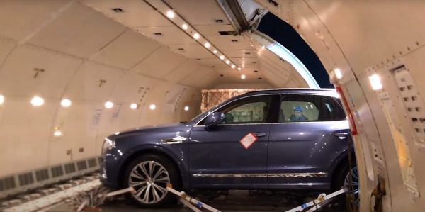 Η απίστευτη διαδικασία μεταφοράς των υπερπολυτελών αυτοκινήτων από αέρος