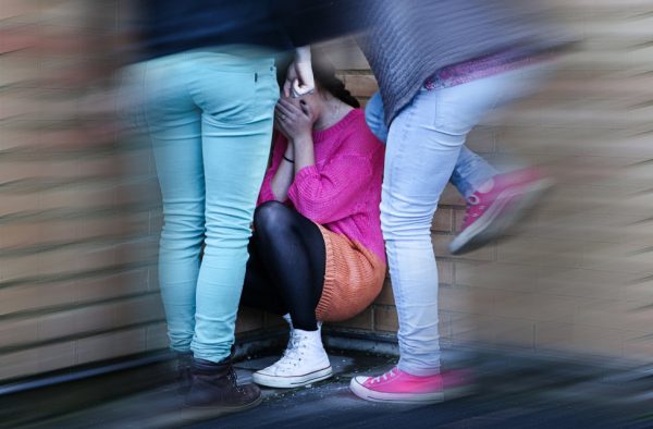 Άγιος Δημήτριος: Άγριο ξύλο μεταξύ μαθητριών στο προαύλιο σχολείου – Με ράμματα στο μάτι κατέληξε μία ανήλικη