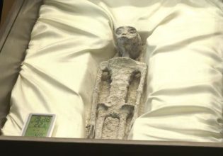 «Πτώματα εξωγήινων» αποκαλύφθηκαν στους πολιτικούς του Μεξικού – «Δεν αποτελούν μέρος της επίγειας εξέλιξης»