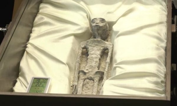 «Πτώματα εξωγήινων» αποκαλύφθηκαν στους πολιτικούς του Μεξικού – «Δεν αποτελούν μέρος της επίγειας εξέλιξης»