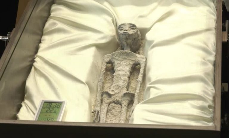 «Πτώματα εξωγήινων» αποκαλύφθηκαν στους πολιτικούς του Μεξικού – «Δεν αποτελούν μέρος της επίγειας εξέλιξης»