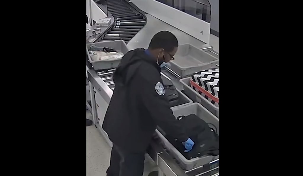 Κάμερες ασφαλείας κατέγραψαν υπαλλήλους του αεροδρομίου να κλέβουν από τις βαλίτσες επιβατών