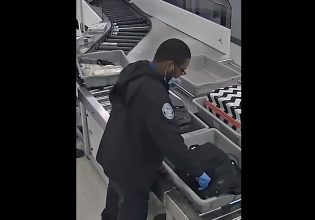 Κάμερες ασφαλείας κατέγραψαν υπαλλήλους του αεροδρομίου να κλέβουν από τις βαλίτσες επιβατών