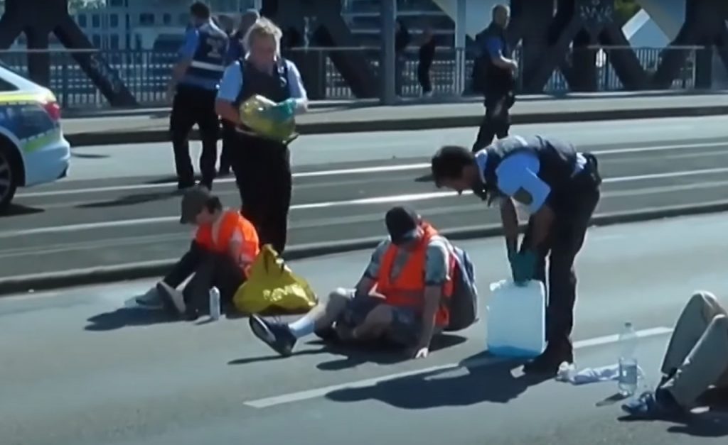 Γερμανία: Αστυνομικός κατηγορείται ότι έχυσε πετρέλαιο σε ακτιβιστή για την κλιματική κρίση