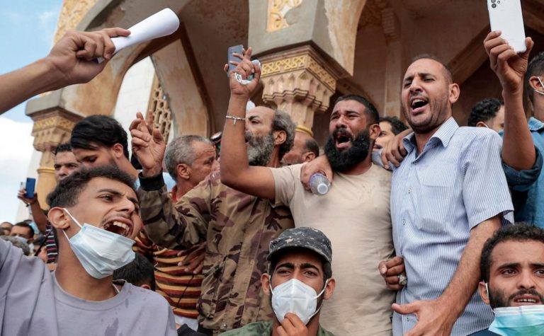 Πλημμύρες στη Λιβύη: Οργισμένοι πολίτες προέβησαν σε μαζική διαδήλωση – Έβαλαν φωτιά στο σπίτι δημάρχου