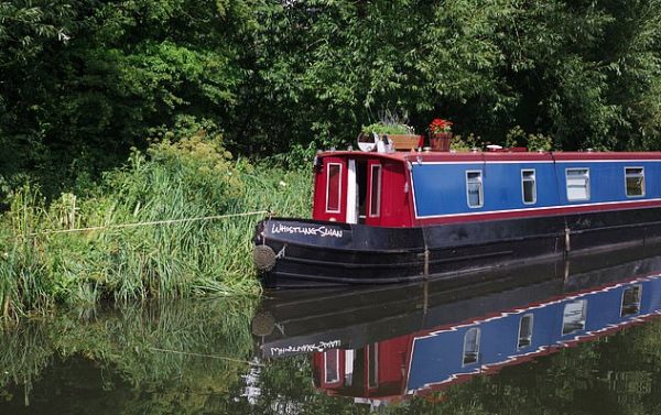 Πούλησαν το σπίτι τους κι έφτιαξαν πλωτό ξενοδοχείο γυμνιστών