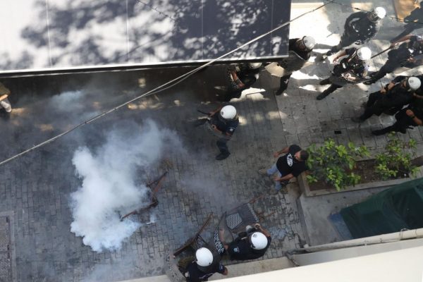 Ηράκλειο: Επεισόδια με ρίψη χημικών μεταξύ ΕΛ.ΑΣ και αντιεξουσιαστών – Έγιναν 11 συλλήψεις