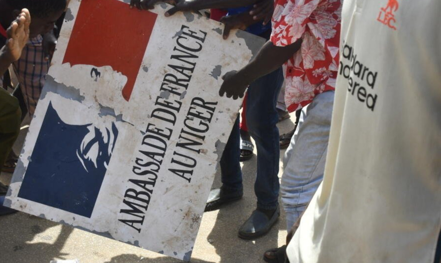 Εμανουέλ Μακρόν: Ο Γάλλος πρέσβης στον Νίγηρα κρατείται όμηρος από την στρατιωτική χούντα