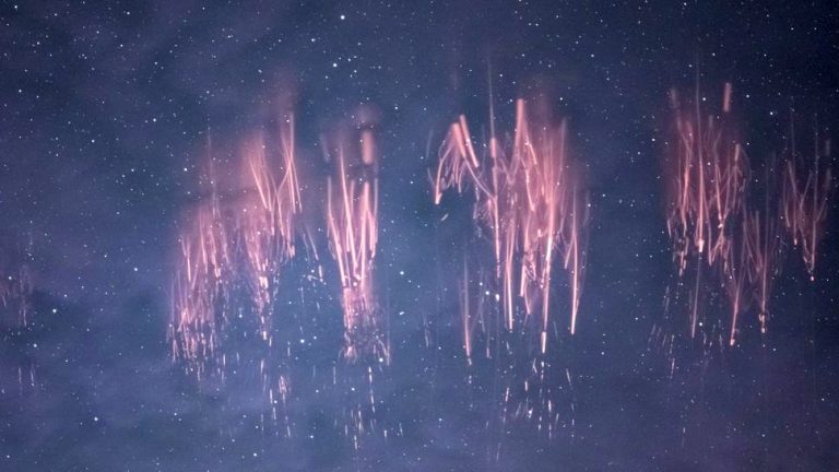 Σπάνιος, πελώριος κεραυνός καταγράφηκε πάνω από την Ευρώπη (εικόνες)