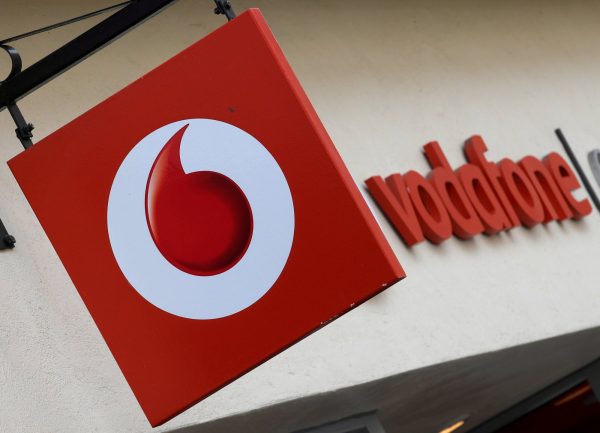 Vodafone: Το δίκτυο κινητής θα συνδεθεί με τους δορυφόρους της Amazon