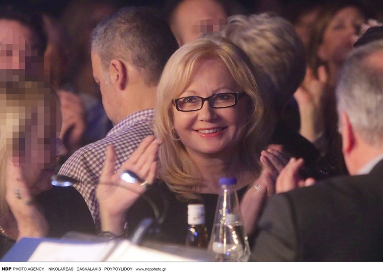 Αγγελική Νικολούλη: Ανανεωμένη με μωβ σατέν φόρεμα