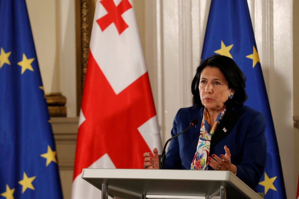 Πολιτική κρίση στη Γεωργία: Το κυβερνών κόμμα ζήτησε την καθαίρεση της φιλοδυτικής προέδρου Σαλομέ Ζουραμπισβίλι
