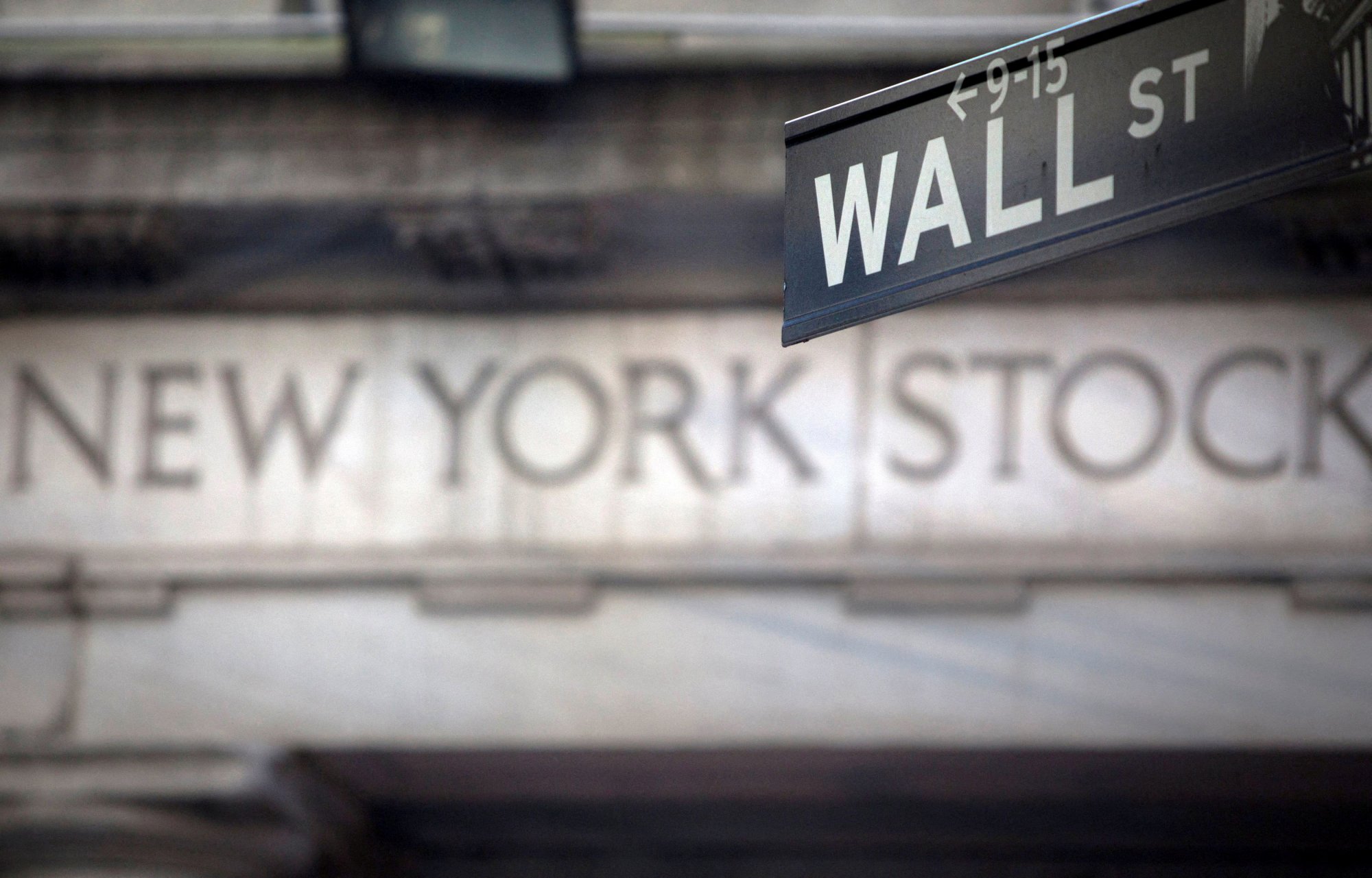 Wall Street: Fed, ομόλογα και πιθανό κυβερνητικό λουκέτο βαραίνουν τις μετοχές