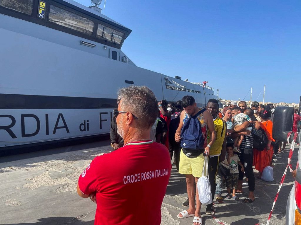 Ιταλία: Αυξάνονται οι μεταναστευτικές ροές στη Λαμπεντούζα – Στο «κόκκινο» το hotspot του νησιού
