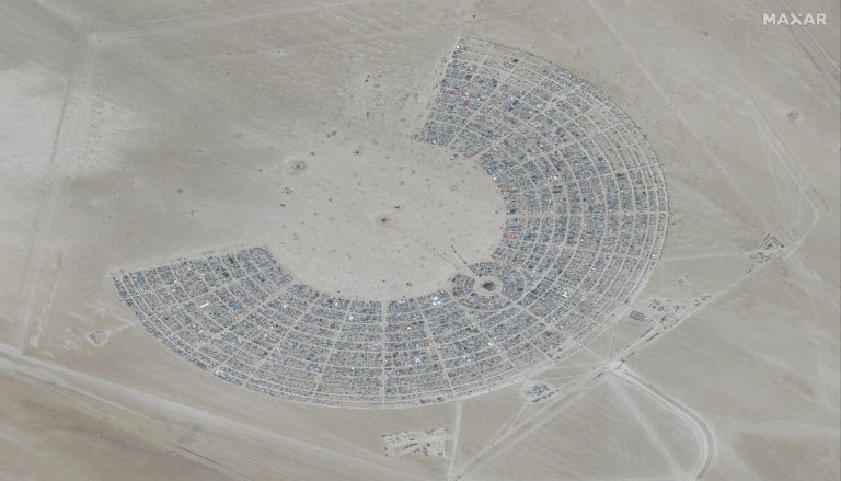 Burning Man: Ένας νεκρός στο φεστιβάλ όπου χιλιάδες επισκέπτες έχουν εγκλωβιστεί στη λάσπη
