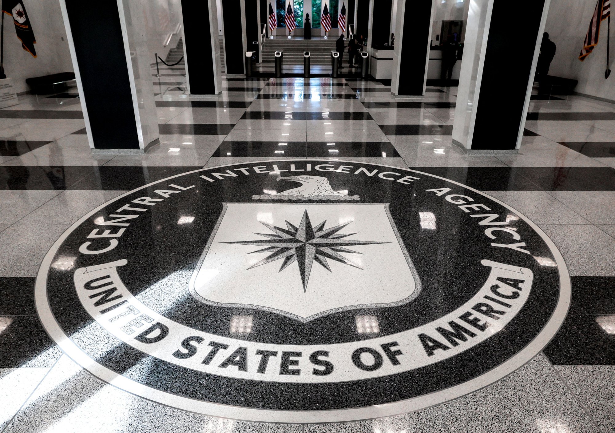 CIA: Πώς επιχειρεί να στρατολογήσει Ρώσους ως κατασκόπους