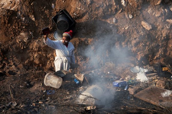 Γιοχάνεσμπουργκ: Ένα «προμελετημένο» και αναπόφευκτο έγκλημα – Η εξαθλίωση που οδήγησε στον θάνατο 76 ανθρώπους