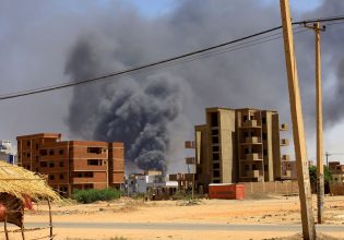 Πόλεμος στο Σουδάν: Νέες μάχες και πυρκαγιές στο Χαρτούμ