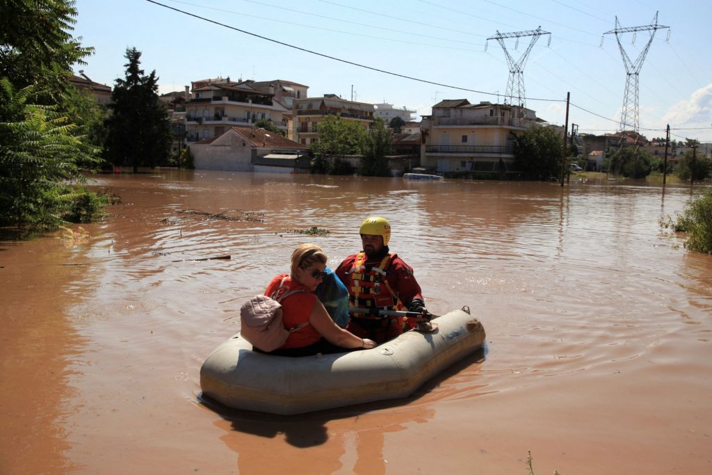 Ηλικιωμένοι, βρέφη και άρρωστοι στους εγκλωβισμένους – Εκκλήσεις βοήθειας μέσω Facebook