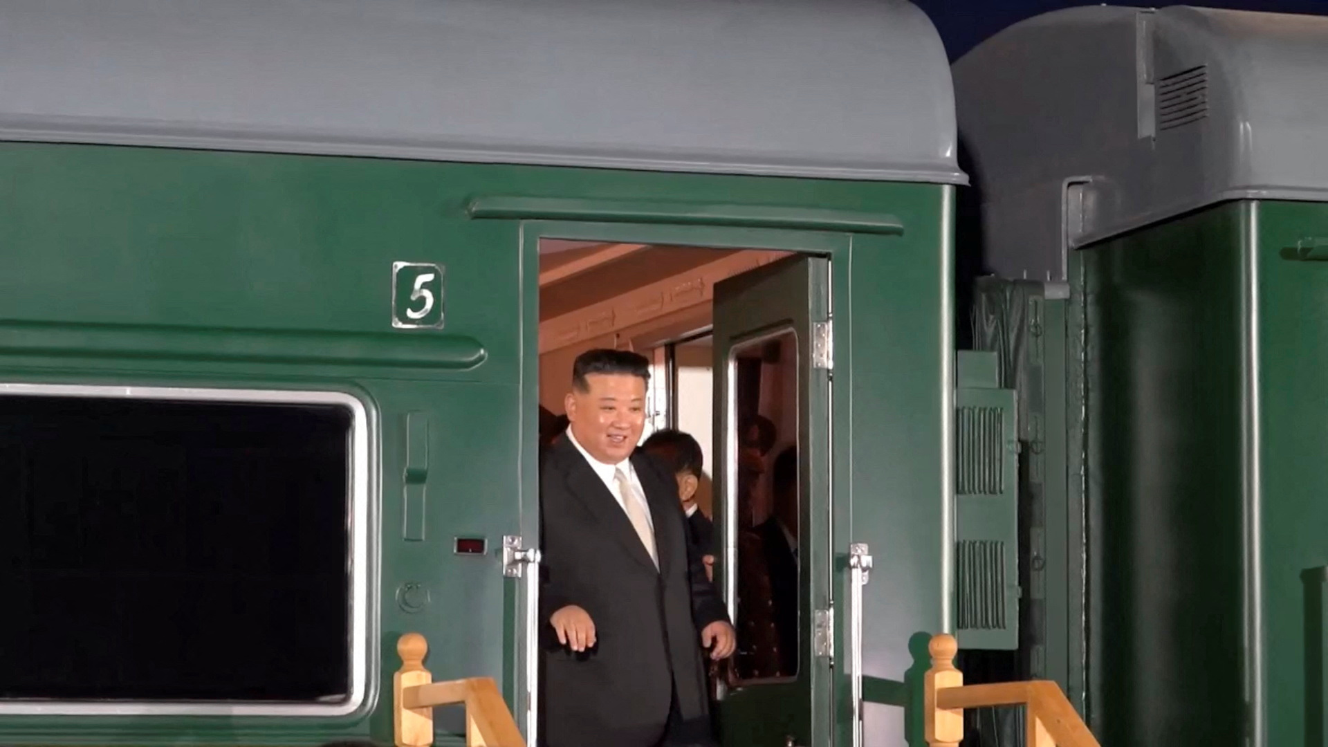 Κιμ Γιονγκ Ουν: Εντυπωσιακές εικόνες από την άφιξη του στη Ρωσία - Πήγε με το τεθωρακισμένο τρένο του