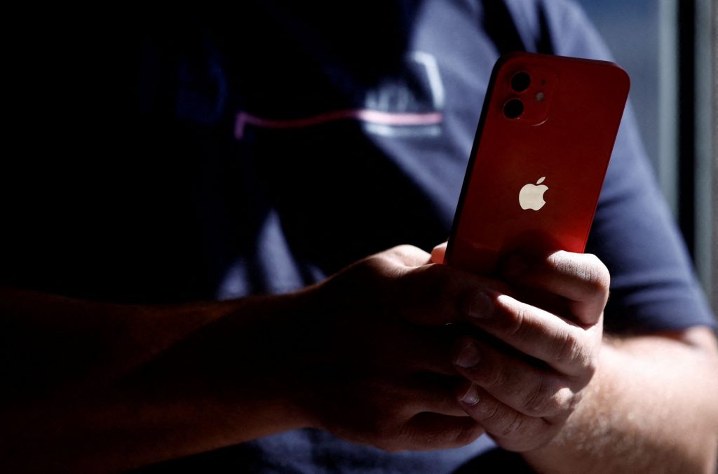 Apple: Γιατί οι ρυθμίσεις του iPhone 12 μπορεί να αλλάξουν σε όλη την Ευρώπη