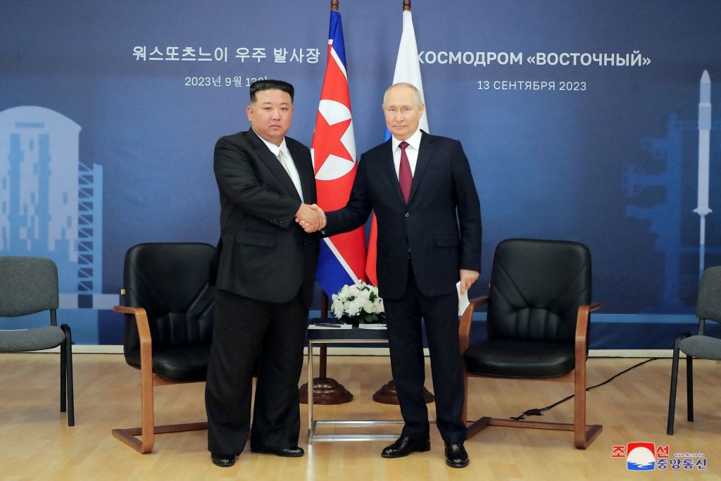 Κιμ Γιονγκ Ουν: Απολύμαναν σχολαστικά την καρέκλα του πριν τη συνάντηση με τον Πούτιν