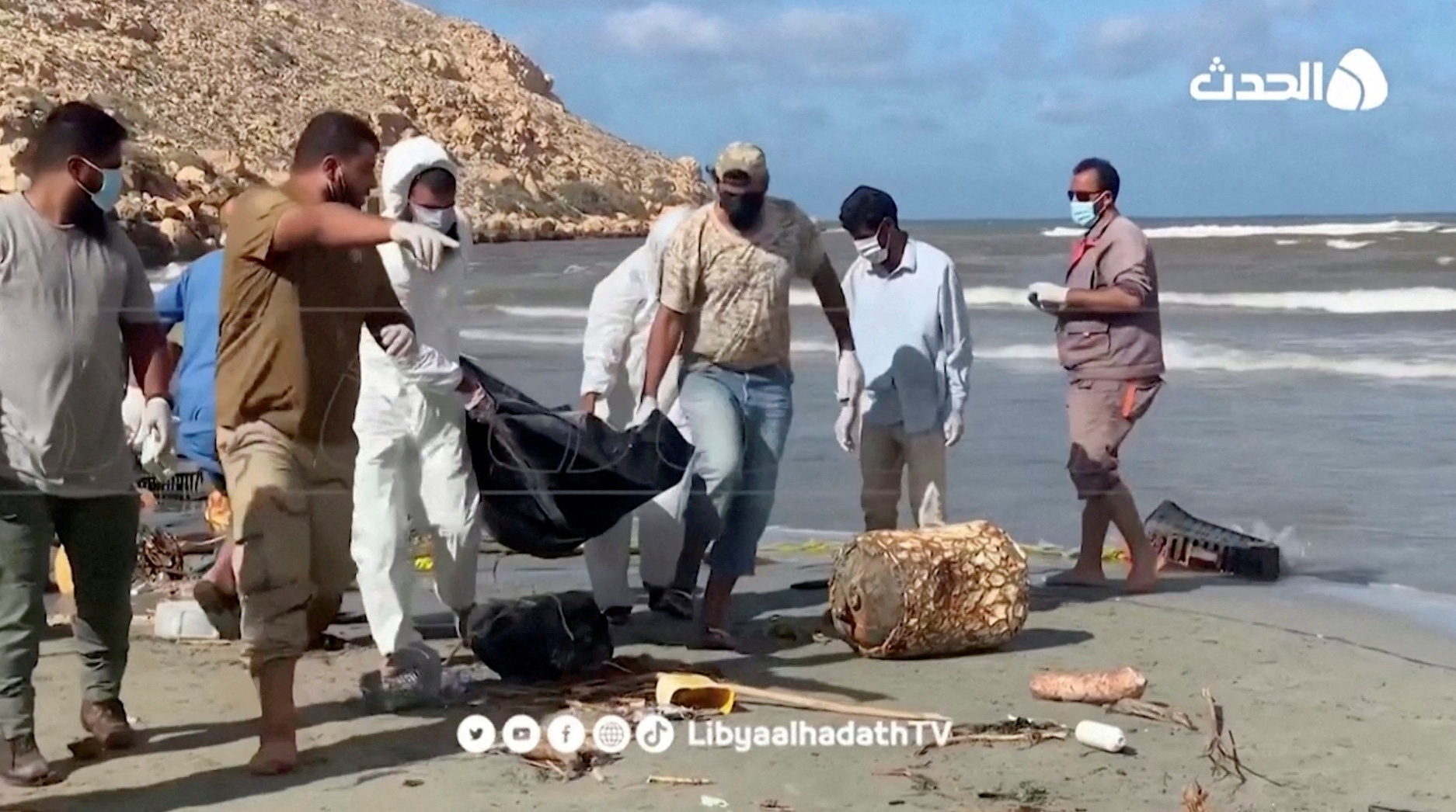 Λιβύη: Μειώνονται οι ελπίδες για επιζώντες -  Ξεβράζονται πτώματα από τη θάλασσα