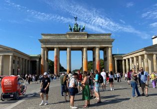 Γερμανία: Ακτιβιστές της «Τελευταίας Γενιάς» έβαψαν με σπρέι την Πύλη του Βραδεμβούργου