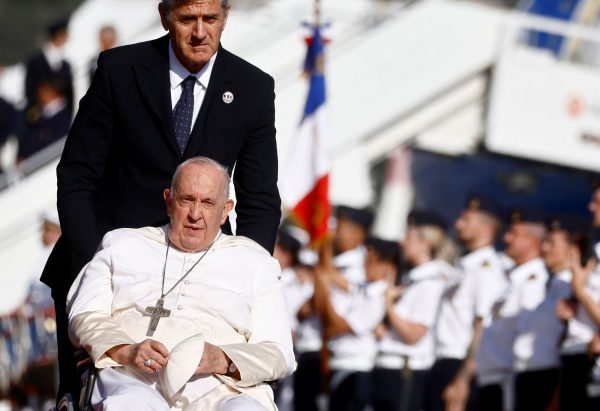 Πάπας Φραγκίσκος: Οι μετανάστες αντιμετωπίζονται με τρομερή έλλειψη ανθρωπιάς