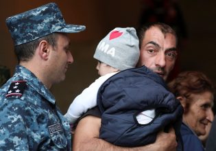 Κρίση στο Ναγκόρνο Καραμπάχ: Έφτασαν στην Αρμενία οι πρώτοι εκτοπισμένοι