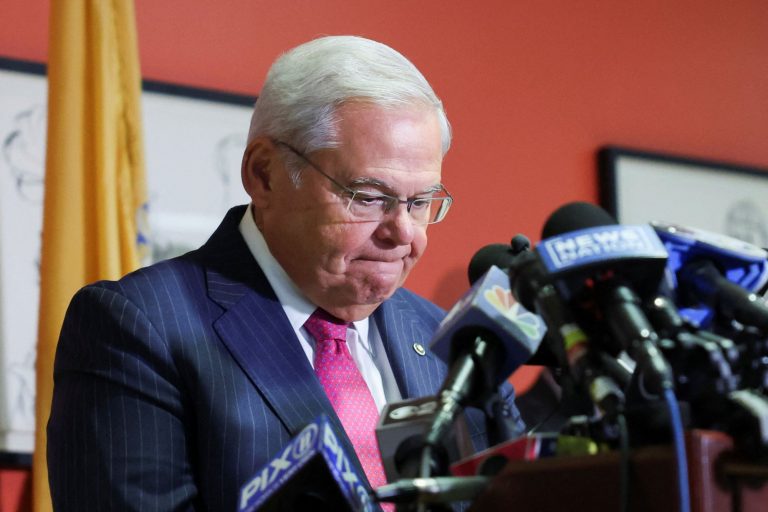 Ρόμπερτ Μενέντεζ: Δεν παραχωρεί την έδρα του στο Κογκρέσο – Τι δήλωσε για τα λεφτά που βρέθηκαν σπίτι του