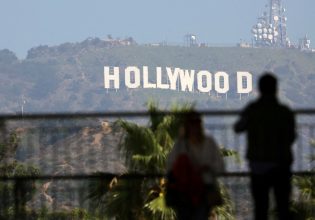 Χόλιγουντ: Ψηφίζουν αν θα επιστρέψουν στη δουλειά οι σεναριογράφοι μετά από πέντε μήνες απεργίας